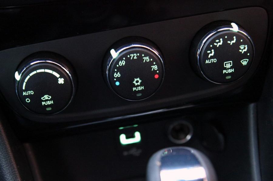  Chrysler 200 2011 года  (фото 63 из 122)